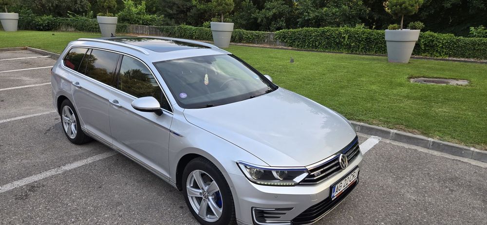 Volkswagen Passat INMATRICULATA/Benzina-electric/navi/pano/Led/full