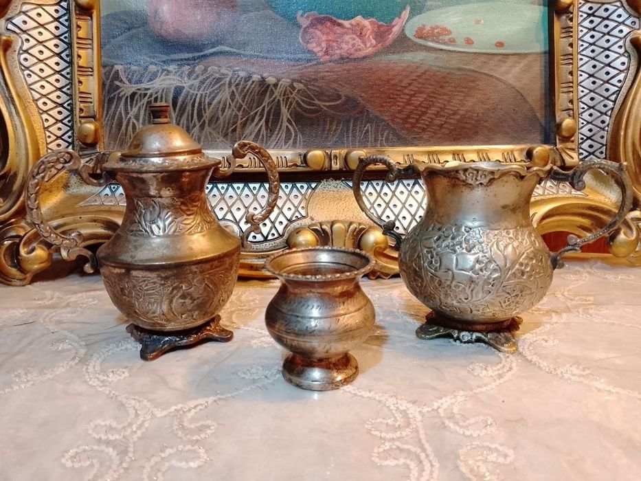 Часы старинные и кувшины подсвечники