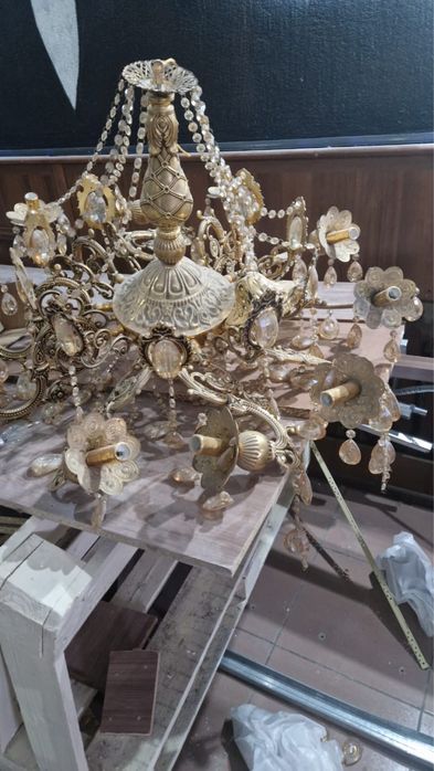 Продаеься срочно люстра