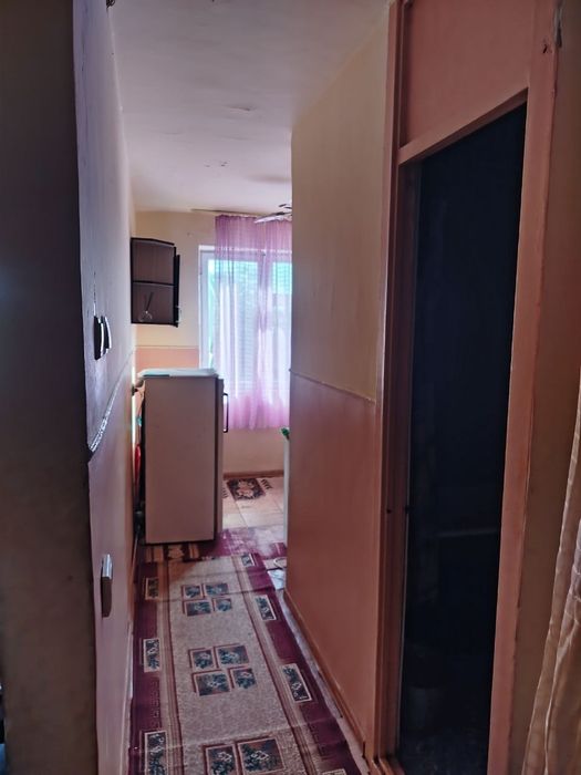 Срочно  Продаётся 1 ком квартира в чирчике 8 мкн 4 этаж