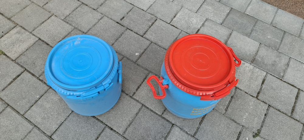 Vănd butoiașe din plastic