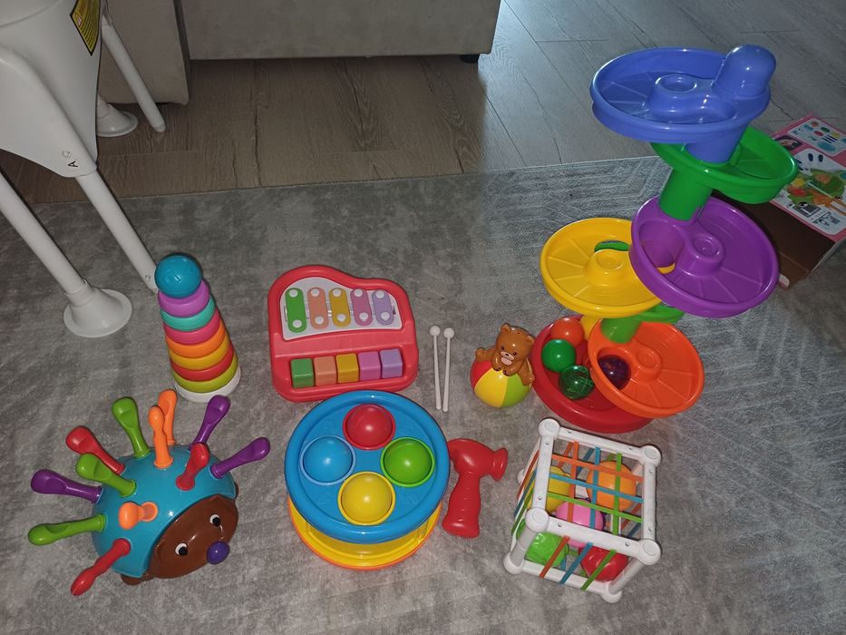 Играчки и столче за хранене