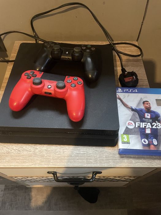 PS 4 slim  с два джойстика и диск