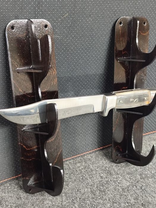 Статив (поставка) за ловни ножове, а вече и за саби/мечове