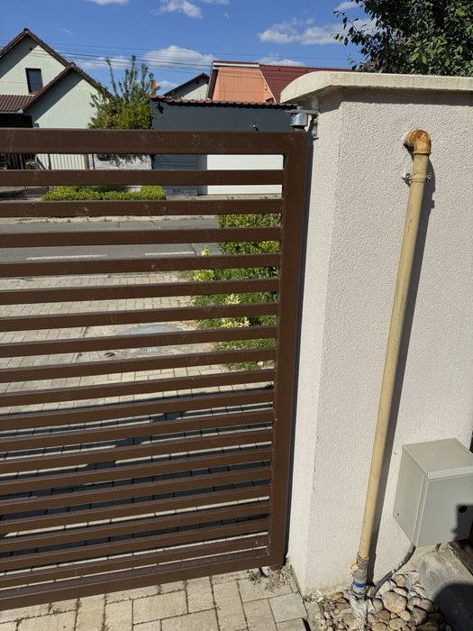 Vand poarta din metal cu sistem de inchidere pe rulmenti
