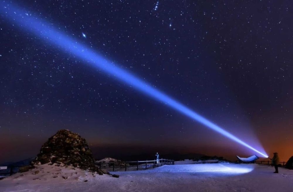 Подарок мужчине супермощный фонарь