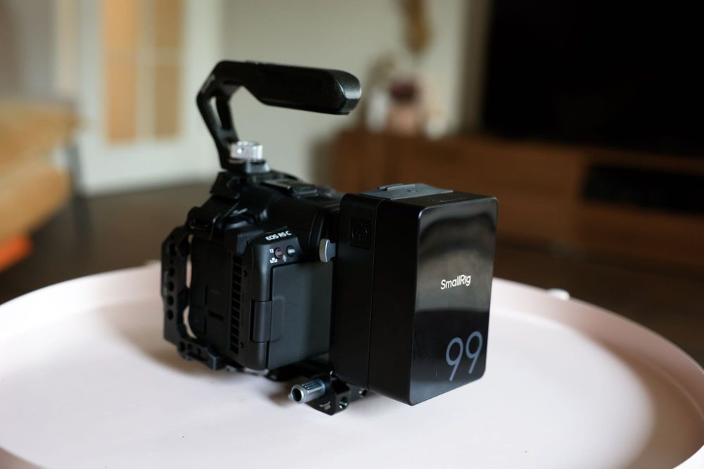 Камера Canon EOS R5 C пълен комплект със Smallrig cage, V-Mount Battery Kit,SanDisk Extreme Pro CFexpress 512GB
