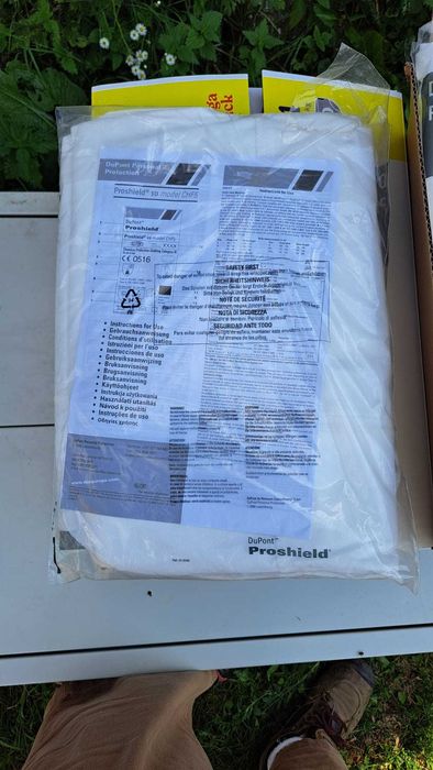 Echipament de protectie/Costum de protectie radioactiv / biologic / vopsitorie / Tyvek DuPont CHF5 Classic Xpert Cat.III / DuPont Proshield 10 CHF5