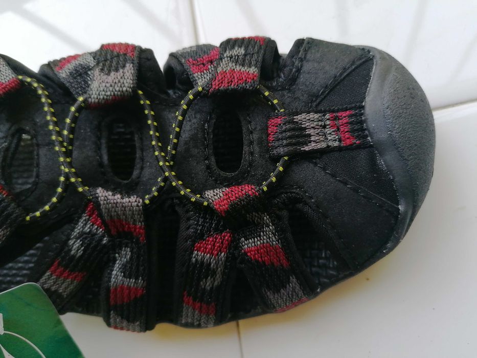 Продавам леки дишащи сандали с протектор отпред за предпазване от у