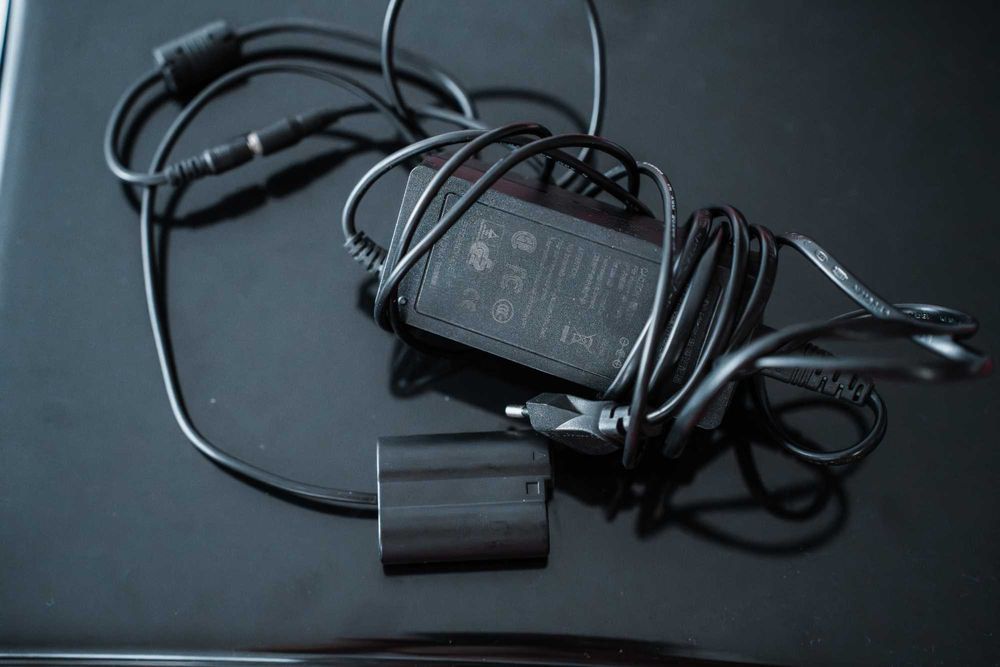 Nikon D7500 + 3 baterii + dummy battery