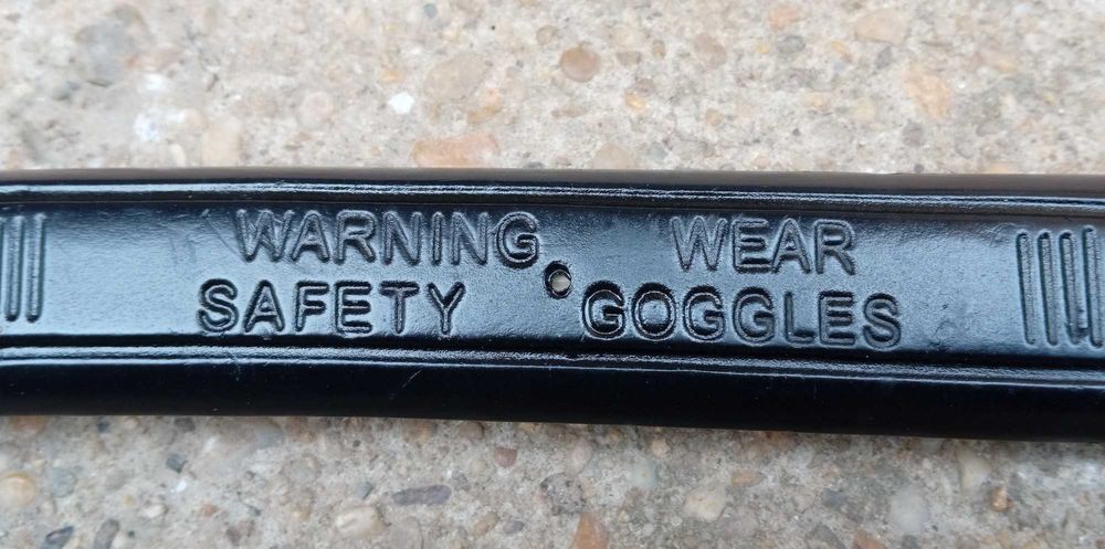 Качествена пожарникарска брадва 2,6 кг., със закалено острие.