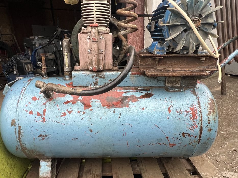 Compresor aer rezervor— 120 litri , motor— 4 KW