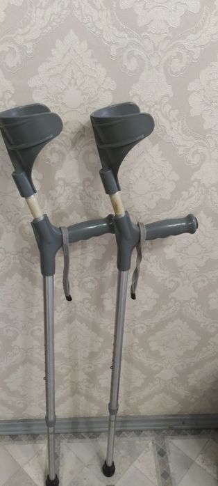 Продаются подлокотные костыли.