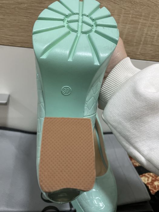 Продам женские туфли