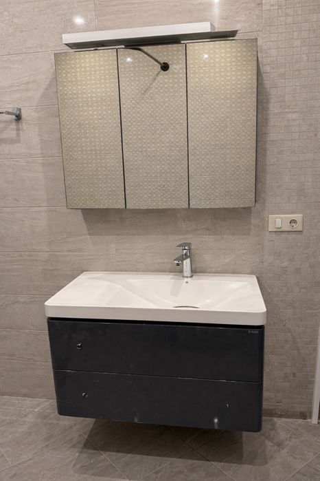 Стильная тумба с раковиной + зеркальный шкаф