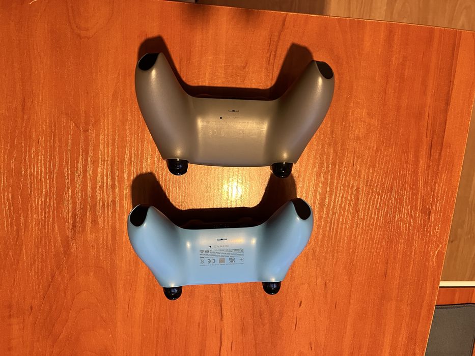 2 броя Контролери за PS5.