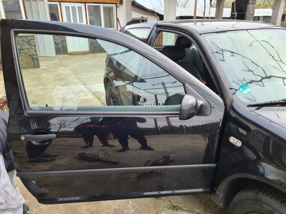 Usa dreapta completa golf 4 în 2 uși, fără fata interioară și oglinda