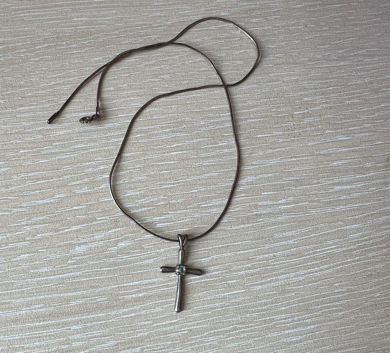 Сребърен кръст с камък