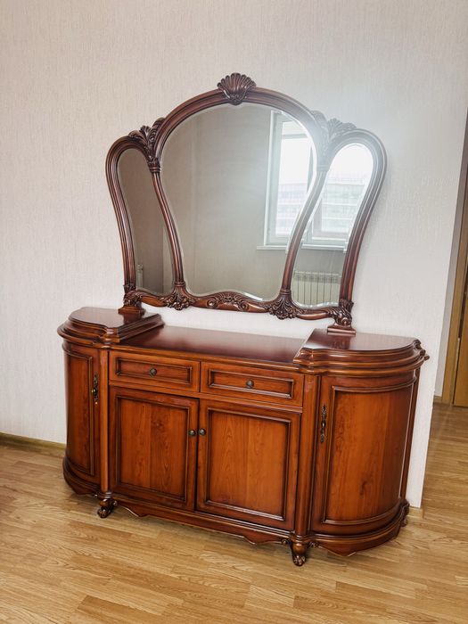 Комод с зеркалом