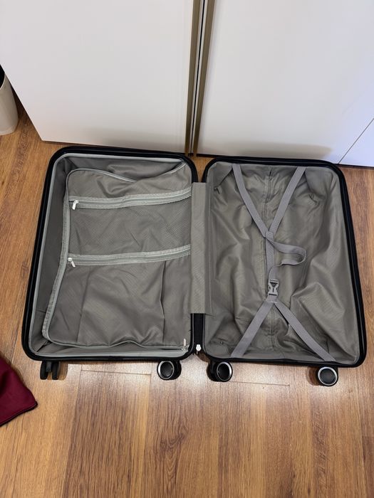 Чемодан  средний размер из полипропилена очень мощный