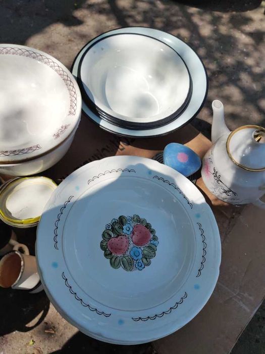 Тарелки, чашки, чайник