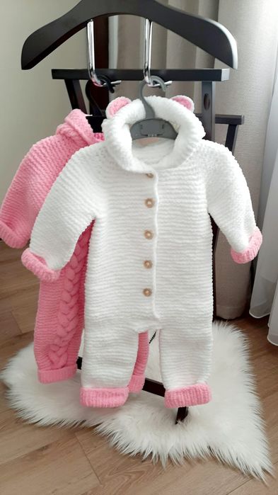 Combinezon croșetat, căciuliță cu pompoane și botoșei, 80-86cm