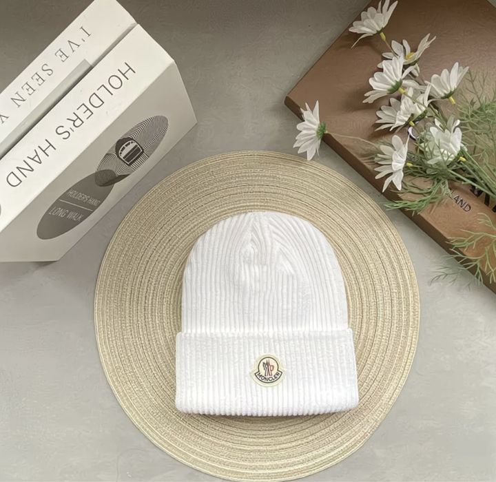 Шапка Moncler для зимы