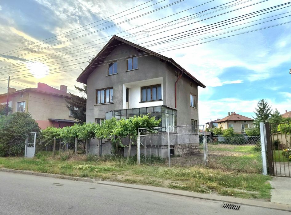 Къща с двор 886 кв. м. в гр. Костинброд