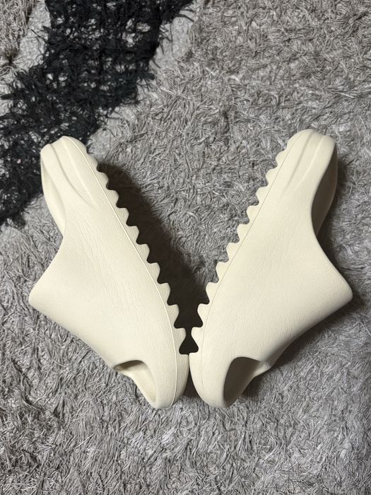 Yeezy slide “Bone”