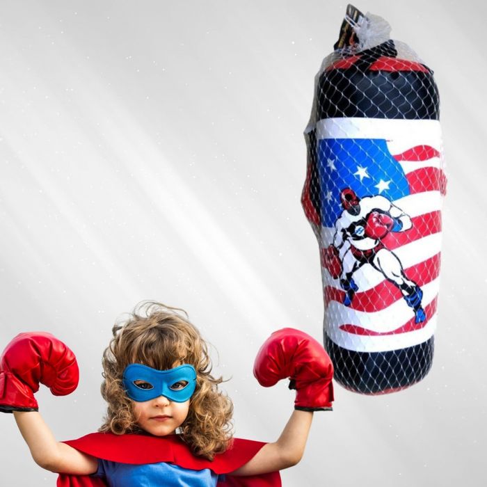 Боксова круша с ръкавици