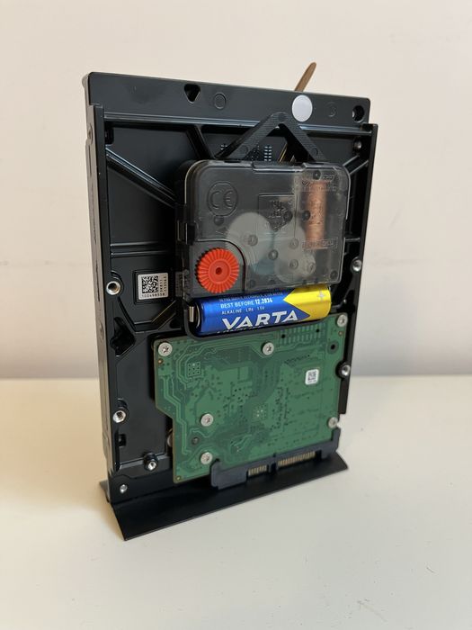 Ceas de birou unicat, cadou ideal pentru pasionatii de tehnologie