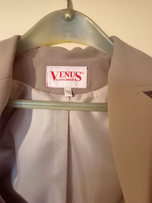 Дамски официален костюм