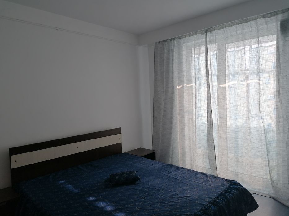 Închiriez apartament 2 camere central.
