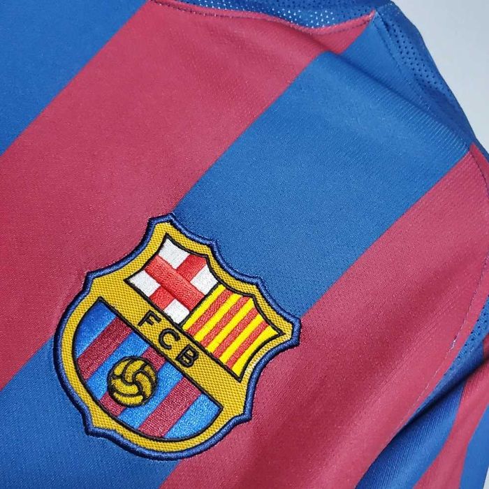 Tricou Barcelona 05/06 Home Kit Retro - Ronaldinho 10 Fan Version