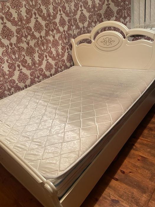 Продам кровать с двумя тумбами.