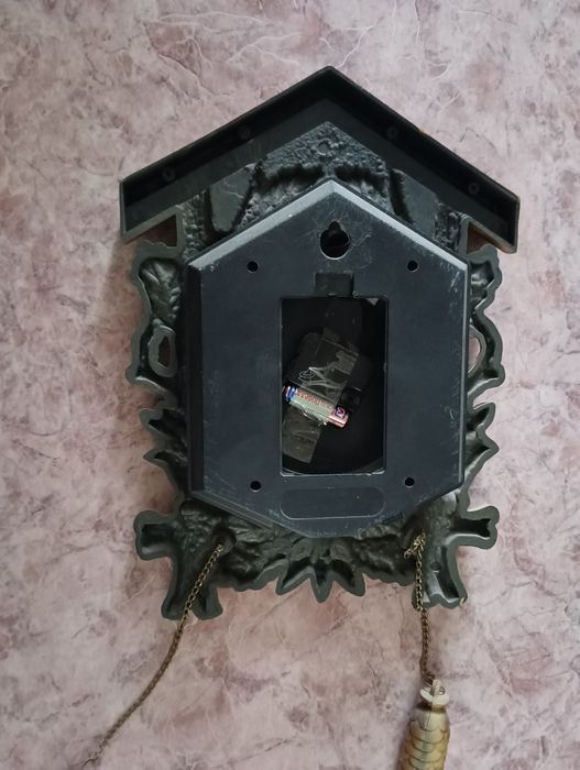 Настенные часы избушка