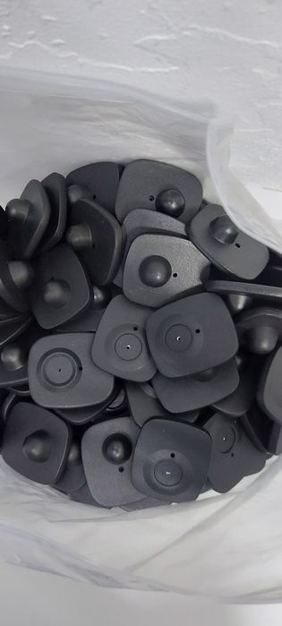 Вешалки,противокражные датчики.