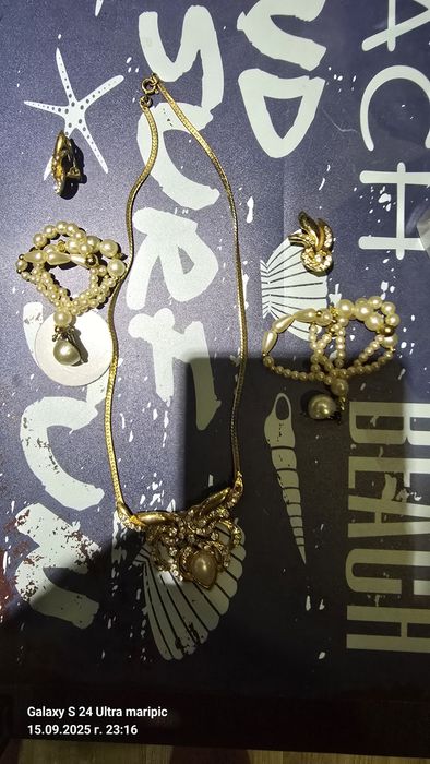 Комплект колие с обици стилно завършени