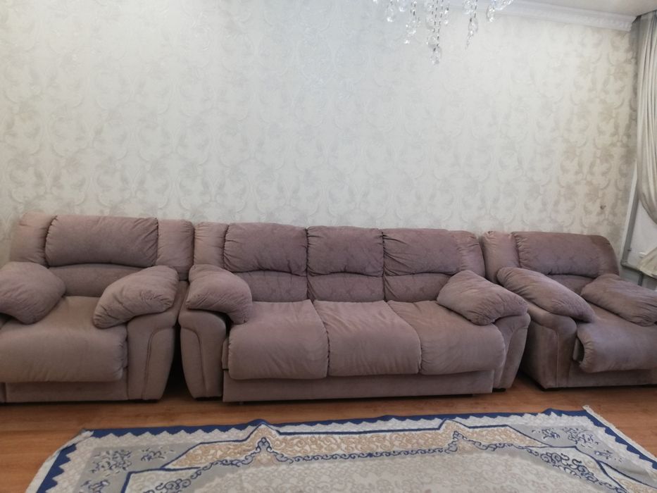 Продам раскладной диван с креслами