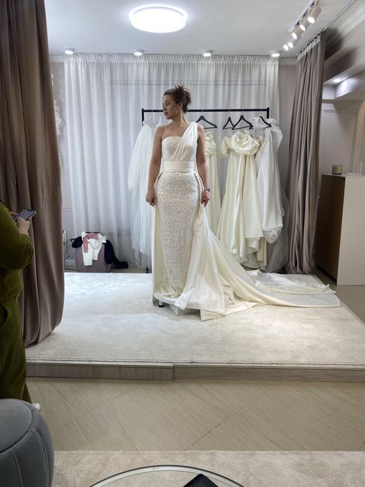 Новое свадебное платье, сьемный шлейф , фота