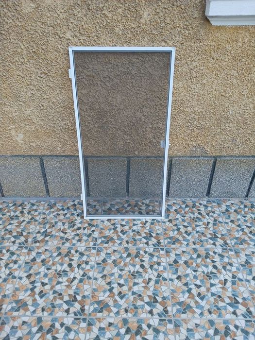 Комарници,На 1 сезон ,нови направени от здрави, качествени материали.