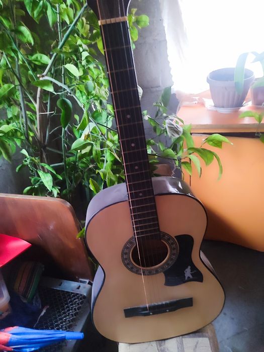 Продам гитару. ..