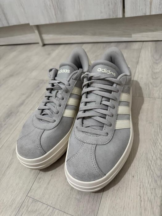Кеды женские Adidas VI Court Bold
Двухцветные серые/Не совсем белые/од