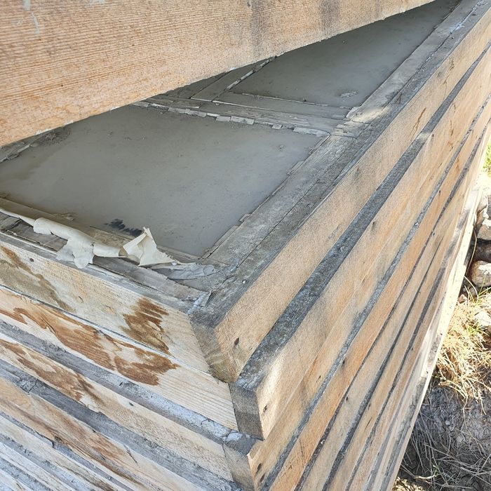 Yog'och Eshik, Derazalar