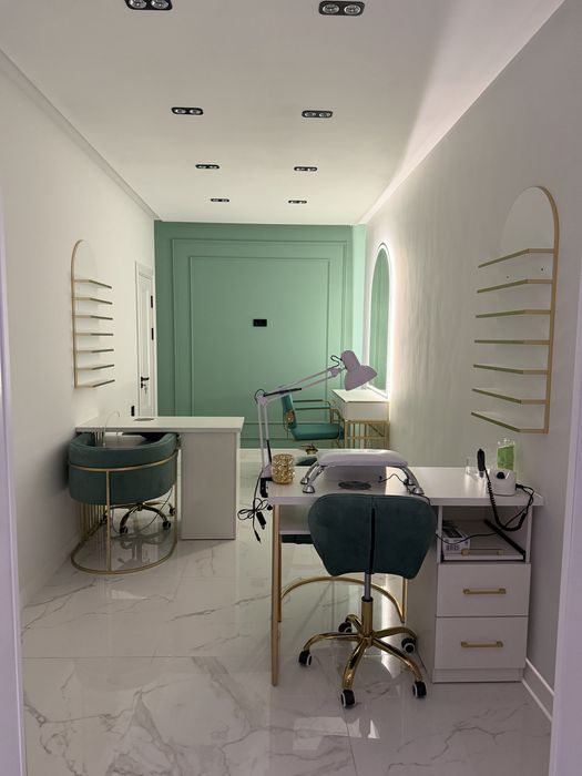 Салон мебеллари сотилади .Кушетка , маникюр стол стул,помошнитса ,