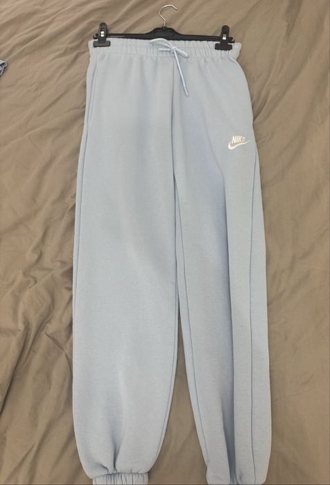 Чисто нов nike екип М размер