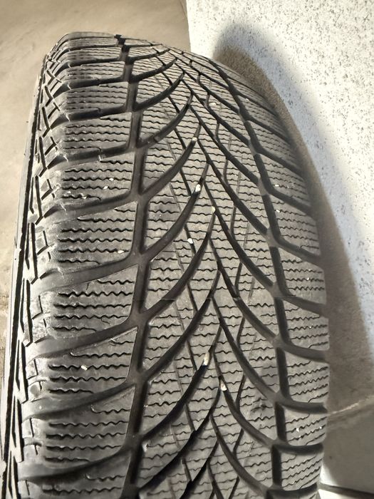 Продавам комплект зимни гуми с оригинални джанти VW.