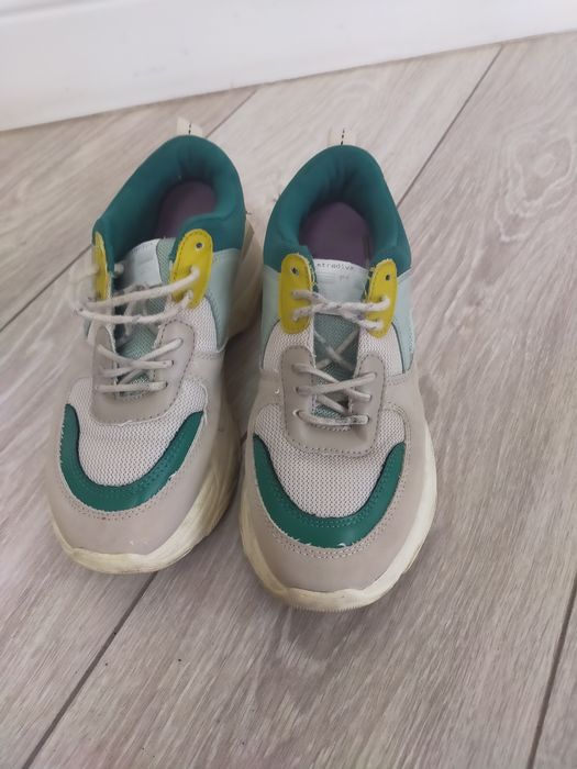 Бесплатно  кроссовки 36 размер.