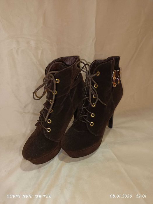 Женские замшевые ботильоны на каблуке