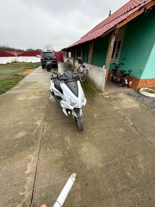 Vând scuter 50cc 2t ân tro stare acceptabil